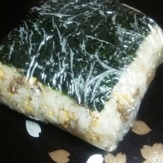 牛ミンチと卵の海苔巻きおにぎり